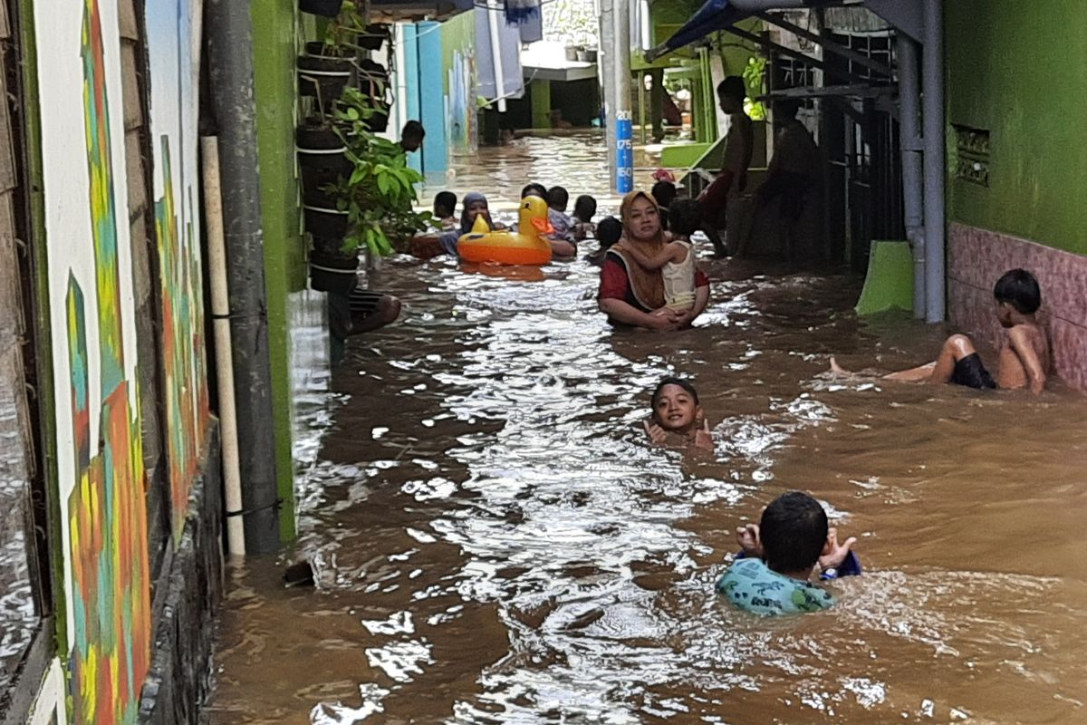 Wilayah RW 04 dan RW 05 Kampung Melayu, Jakarta Timur, atau biasa yang disebut daerah Kebon Pala, terendam banjir lagi, Senin (8/11/2021).