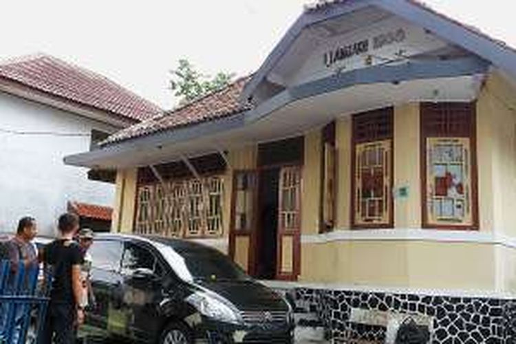 Rumah tua juga menjadi daya tarik di kawasan Empang, Bogor. Salah satunya adalah rumah milik keluarga Sehun Atuai. Tahun pembangunan rumah tertera di dinding rumah ini
