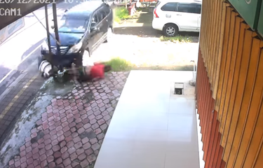 Tangkapan layar video yang menampilkan detik-detik mobil Avanza menabrak tiga orang warga yang sedang duduk di trotoar.