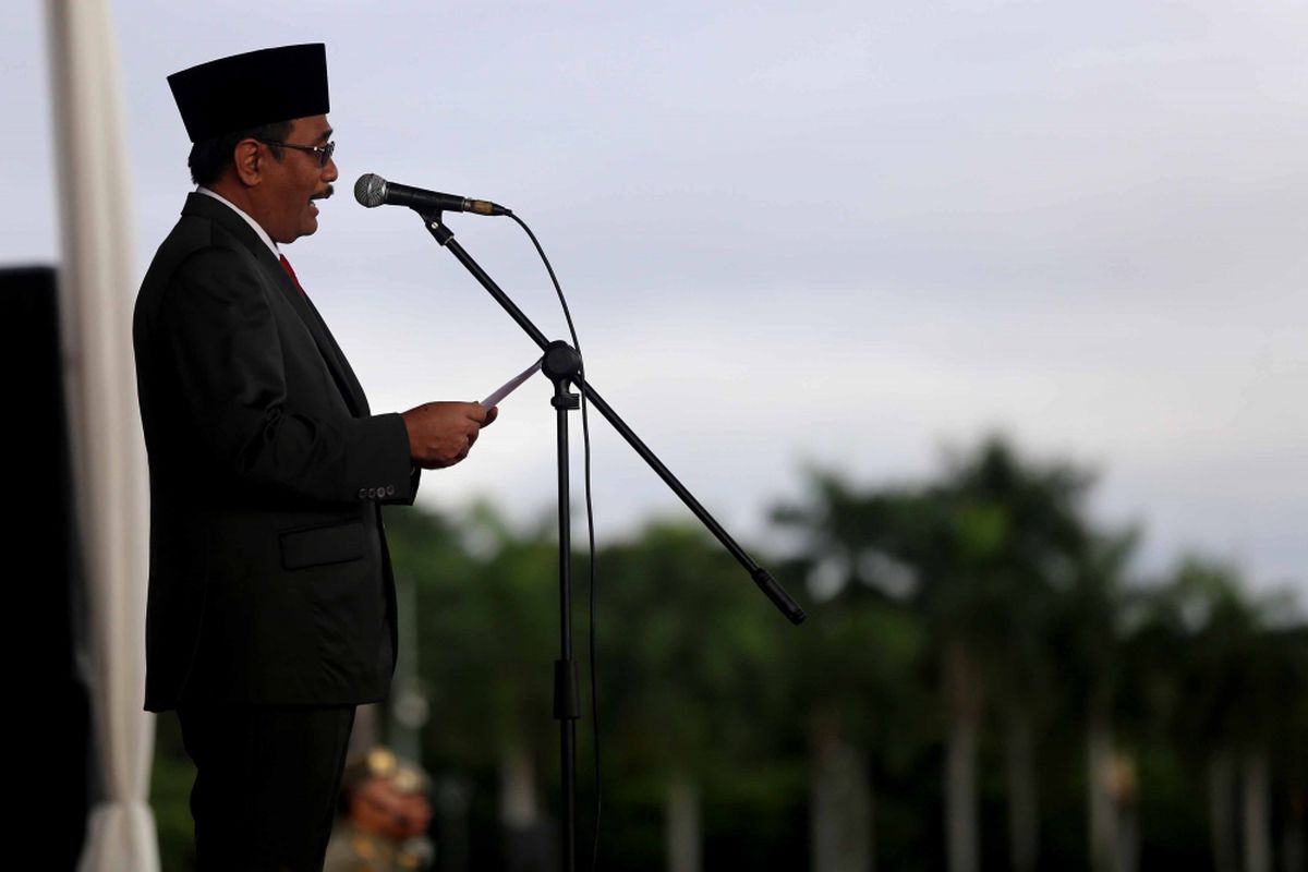 
Plt Gubernur DKI Jakarta Djarot Saiful Hidayat membacakan pidato Presiden RI Joko Widodo dalam Upacara Hari Kelahiran Pancasila di Monas, Jakarta Pusat, Kamis (1/6/2017). Tanggal 1 Juni ditetapkan sebagai Hari lahir Pancasila dan menjadi hari libur nasional.