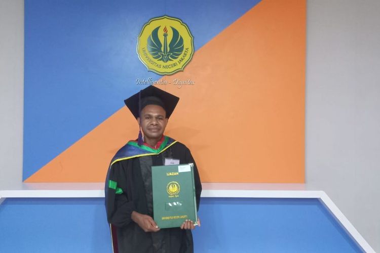 Rio Tebai mahasiswa UNJ lulusan prodi Biologi asal Papua Tengah setelah mengikuti wisuda Semester Genap Tahun Akademik 2024/2025 Gelombang Kedua di Sesi Ketiga, yang diselenggarakan di Gedung Olahraga UNJ, Jakarta Timur pada Rabu (29/10/2025).