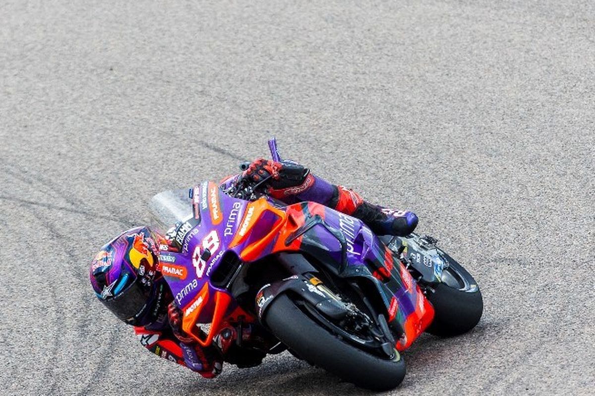 Pebalap Pramac Racing, Jorge Martin, kala beraksi dalam rangkaian MotoGP Jerman di Sirkuit Sachsenring, 5-7 Juli 2024. (Photo by Radek Mica / AFP)
