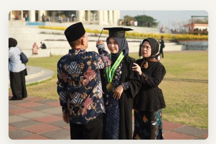 Dini Kuliah Sambil Jadi Tutor Privat, Kini Jadi Wisudawan Terbaik Unesa