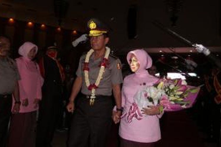 Upacara pedang pora mengantarkan Jenderal Pol Sutarman dan istri keluar dari auditorium PTIK, Kebayoran Baru, Jakarta Selatan pada Rabu (21/1/2015).