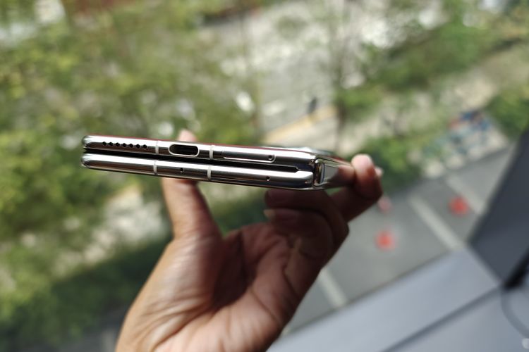 Penampakan Huawei Mate X6 dari sisi bawah ketika dilipat. Tampat port USB-C dan lubang speaker.