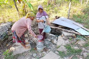 Ungaran Dilanda Kekeringan, Warga Kalikayen Terpaksa Mandi di Sungai demi Hemat Air