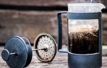 Gunakan french press dan seduh kopi selama 4 menitan saja agar kopi tak terlalu pahit.