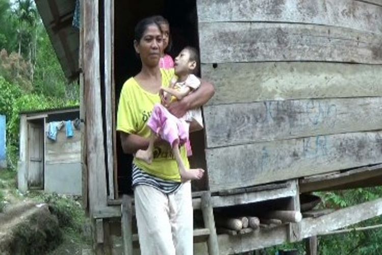 Mizar (15), berat badannya hanya 6,7 kg, kerap ditinggal ibunya seorang diri saat kerja di kebun.