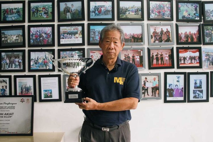 Lei Fie Kiat, atau yang lebih dikenal Koh Akiat, warga Kota Bandung ini adalah mantan juara dunia turnamen layang-layang internasional.