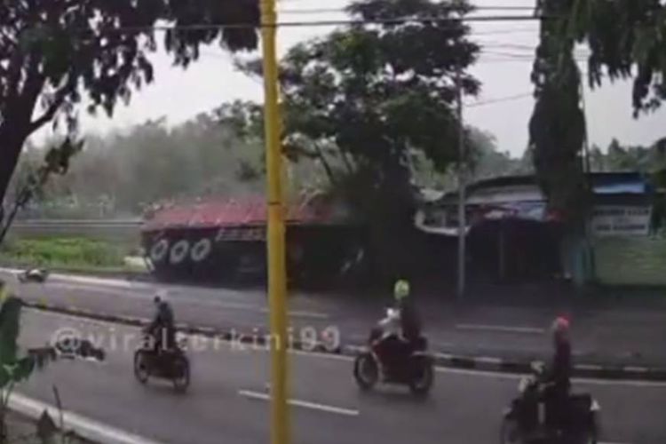 Tangkapan layar video kecelakaan lalu lintas yang melibatkan truk tronton dengan sepeda motor di Lamongan, Selasa (5/1/2021).