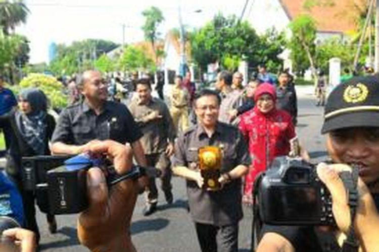 Pj walikota Surabaya membawa piala Adipura Kencana