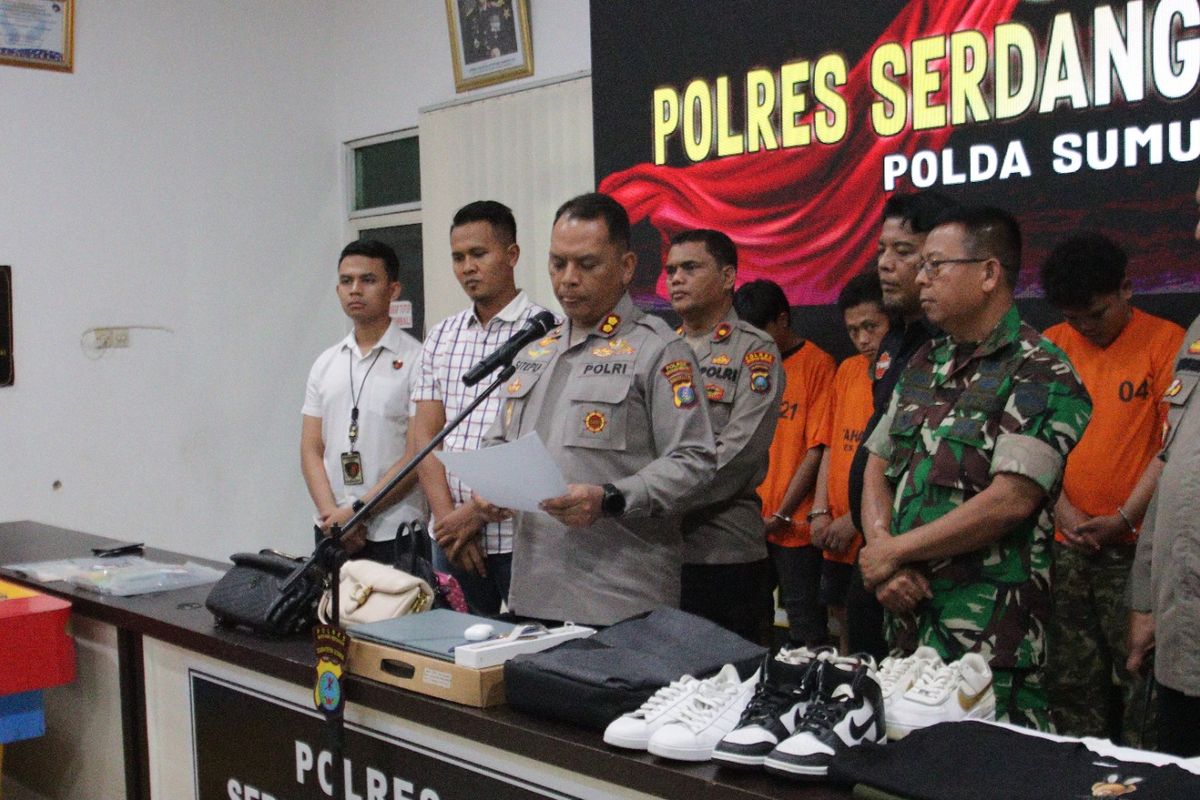 Kapolres Sergai, AKBP John Sitepu saat memaparkan kasus pencurian modus memulung di salah satu perumahan di Kecamatan Sei Rempah, Kamis (6/3/2025)