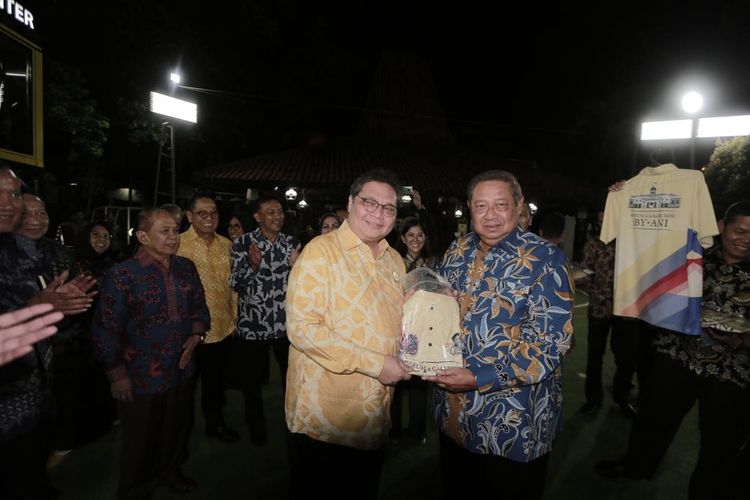 Ketua Umum Partai Golkar, Airlangga Hartarto, dan Ketua Umum Partai Demokrat, Susilo Bambang Yudhoyono bersilaturahim di kediaman SBY di CIkeas, Jawa Barat, Kamis (5/3/2020)