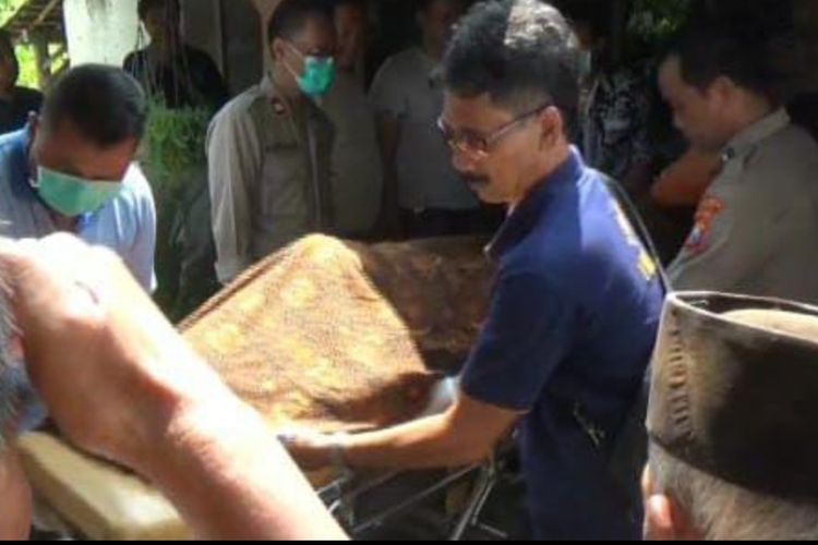 Diduga mendapat serangan jantung seorang ibu di Kabupaten Ngawi, Jawa Timur ditemukan meninggal bersama bayinya yang berusia 3 bulan.Dari hasil visum korban memiliki riwayat darah tinggi.