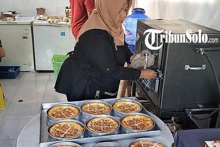 Farida Sanjaya membuat pizza susu khas Boyolali. 