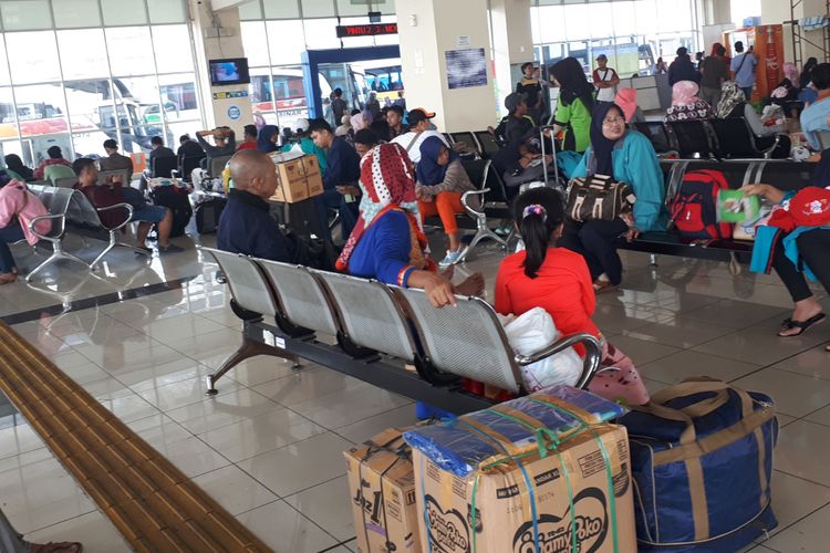 Keramaian penumpang di Terminal Pulogebang, Senin (11/6/2018)