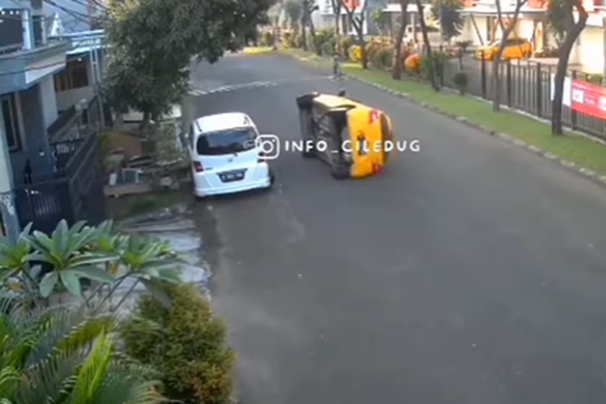 Tangkapan layar pengemudi mobil diduga mengantuk dan menabrak kendaraan yang tengah parkir