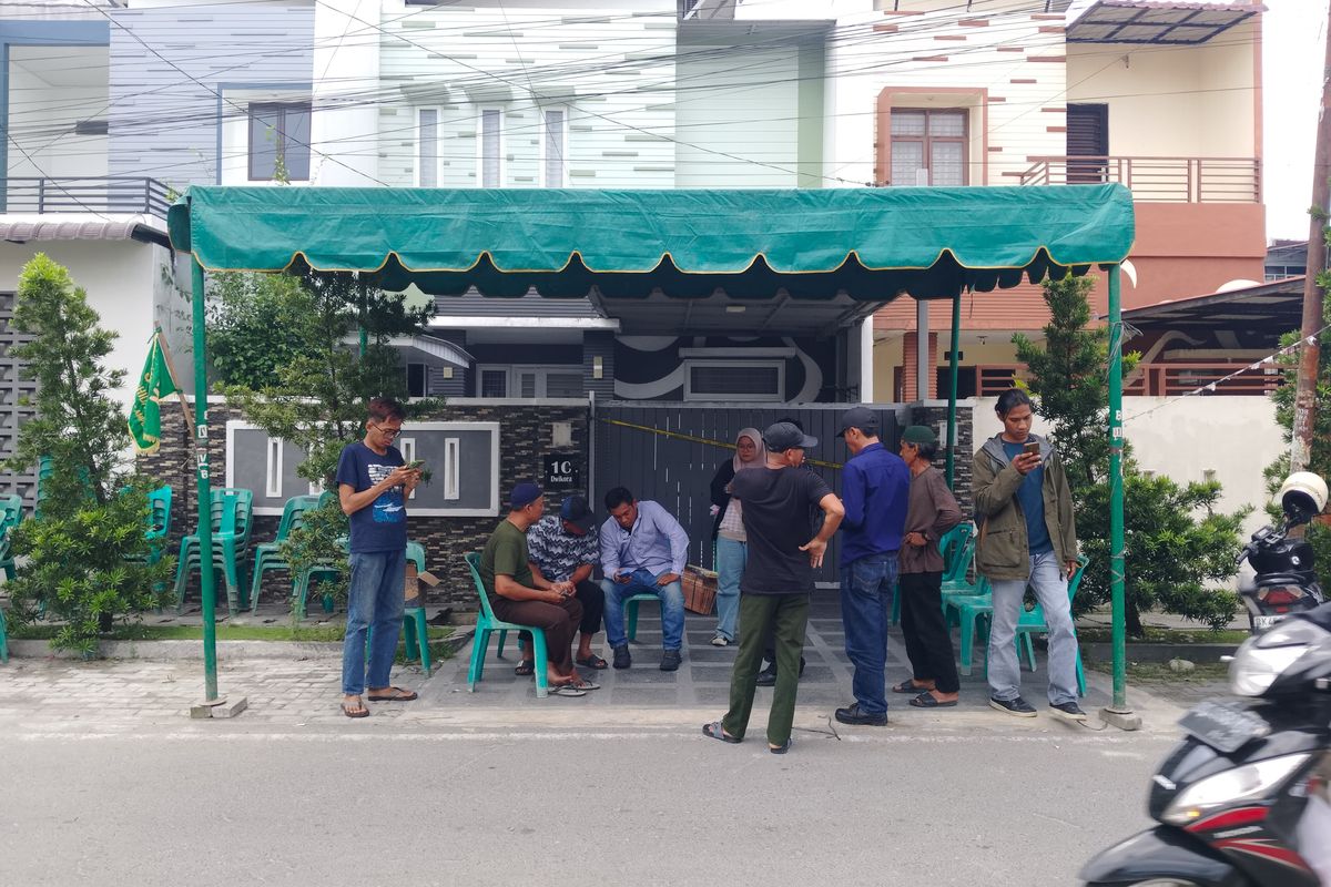 Suasan kediamannya F (42) di Jalan Dwikora, Kota Medan pada Rabu (10/12/2025). F diduga dibunuh oleh anaknya sendiri, inisial AL (13). 