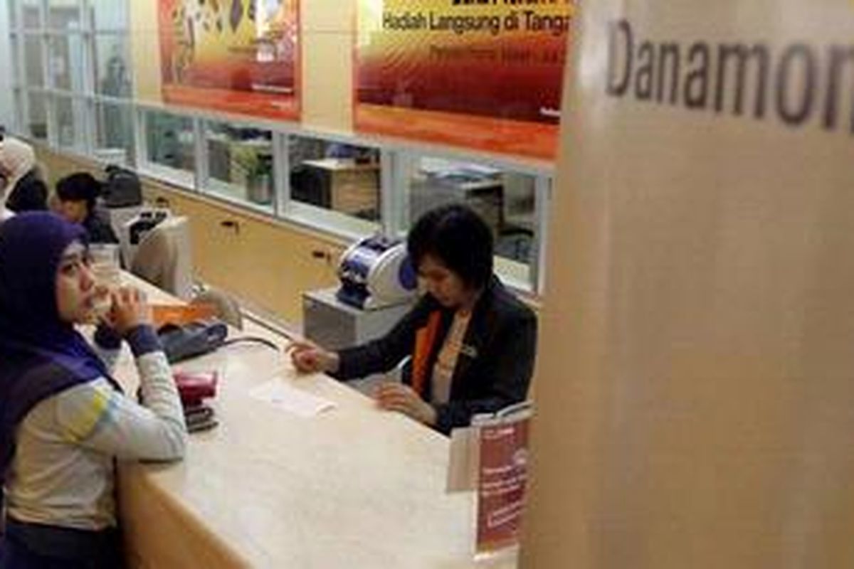 Teller melayani nasabah di banking hall salah satu kantor cabang Bank Danamon di Jakarta Selatan, Selasa (7/5/2013).