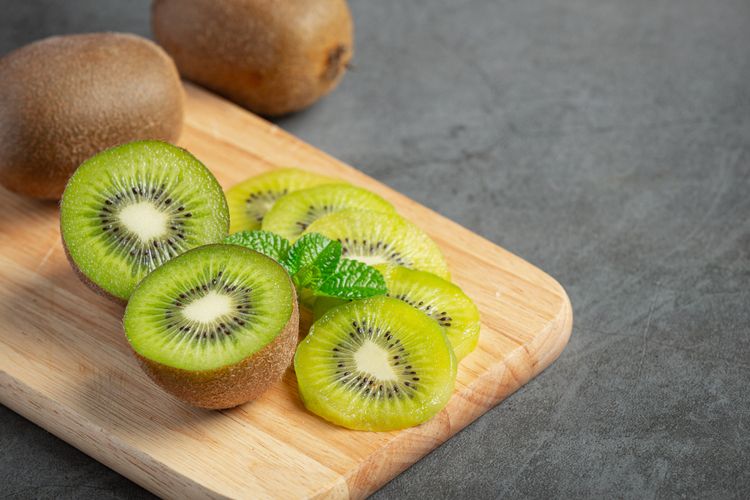 Buah rendah kalori lainnya adalah kiwi. Buah dengan kulit berbulu halus itu hanya memiliki 42 kalori per porsi 69 gram.