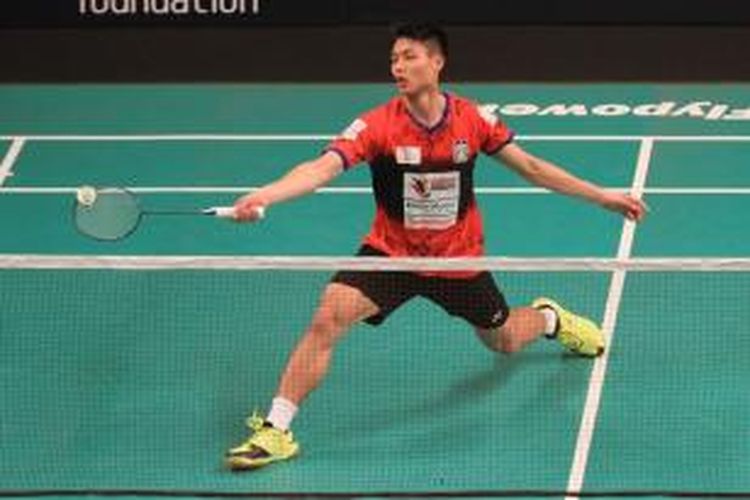 Pemain Taiwan yang membela Musica Champion, Chou Tien Chen, mengembalikan kok pemain Hitachi, Koji Naito, pada babak penyisihan Djarum Superliga Badminton 2015 yang berlangsung di Denpasar, Bali, Senin (26/1/2-15).
