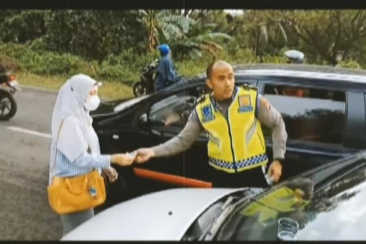 Viral video polisi di Lebak, Banten, bantu pemotor ganti rugi kerusakan mobil pakai uang pribadi