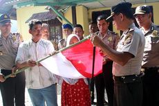 Meriahkan Hari Kemerdekaan, Polres Nagan Raya Bagi-bagi Bendera kepada Warga