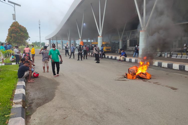 Aksi bakar ban di terminal bandara deo sorong