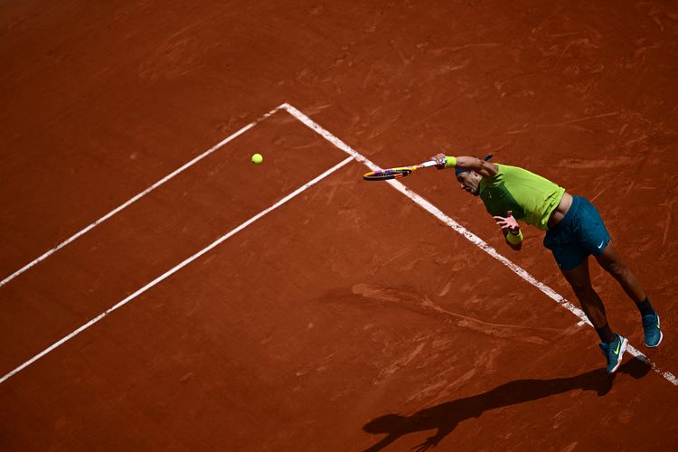 Petenis Spanyol Rafael Nadal melakukan servis kepada Casper Ruud dari Norwegia dalam pertandingan final tunggal putra turnamen tenis French Open Roland-Garros Open di Court Philippe-Chatrier di Paris pada 5 Juni 2022.