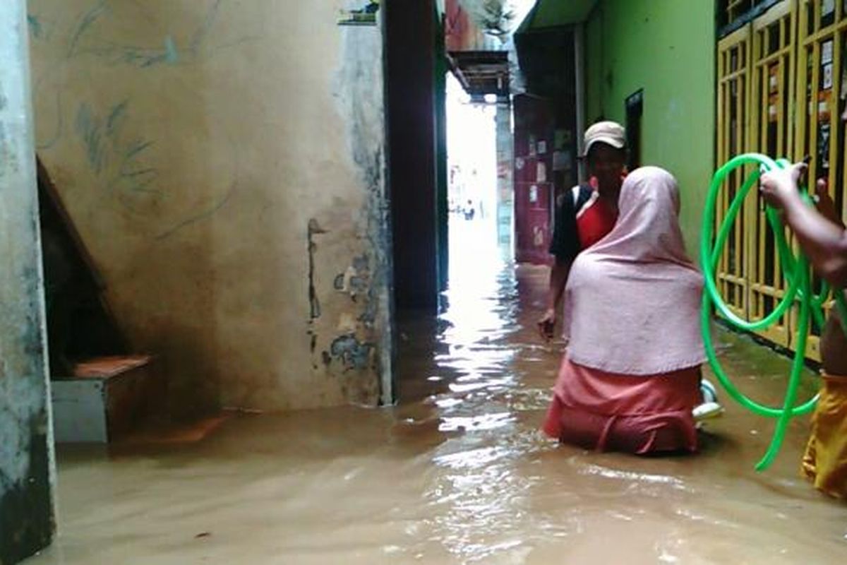 Banjir masih menggenangi di kawasan Kebon Pala Tanah Rendah khususnya di RT 03 RW 07, Kampung Melayu, Jatinegara, Jakarta Timur. Kamis (16/2/2017)
