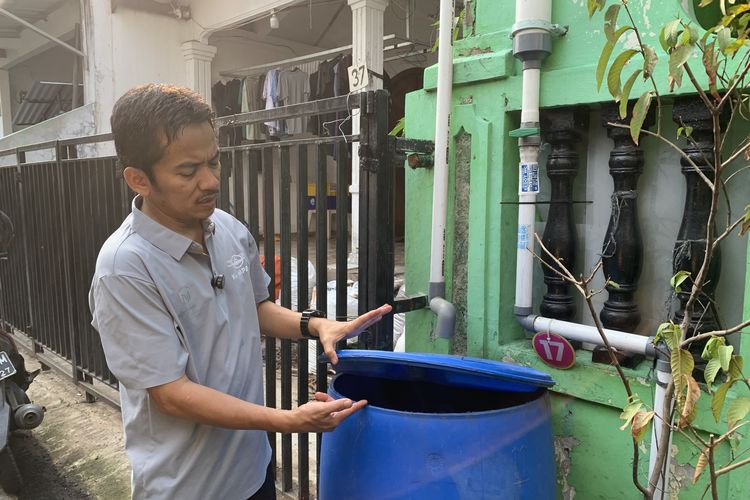 Ketika Ketua RT di Jaktim Merawat Kehidupan dari Tetesan AC hingga Selokan