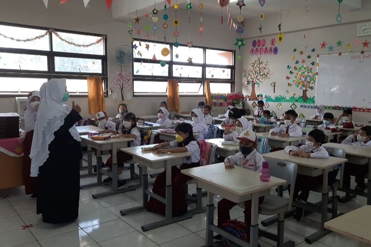 Pembelajaran tatap muka (PTM) dengan kapasitas 100 persen setiap kelas digelar di sekolah-sekolah di DKI Jakarta, Senin (3/1/2022). Salah sstunya di SDN Pondok Bambu 02, Jakarta Timur.