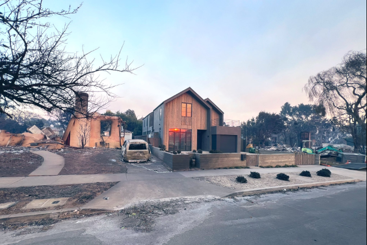Salah satunya adalah rumah yang berlokasi di Pacific Palisades yang luput dari bencana kebakaran. Rumah tersebut dirancang dan dibangun oleh arsitek Greg Chase pada tahun 2024 silam.