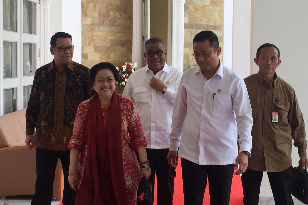 Megawati dan Juliari P. Batubara menghadiri kegiatan Internalisasi, Pembumian Pancasila, dan Penguatan Wawasan Kebangsaan Lingkungan Kemensos, di TMPN Kalibata Jakarta Selatan, Senin (9/12/2019).