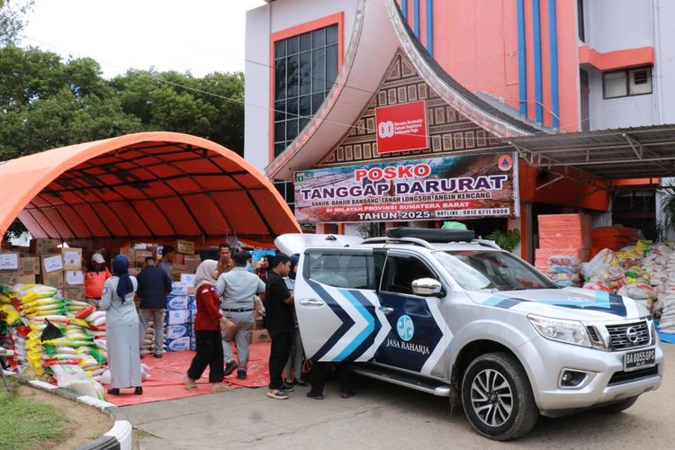  Jasa Raharja bersama tim Ditlantas Polda Sumatera Barat menyalurkan bantuan sosial kepada masyarakat terdampak di Posko Lubuk Minturun pada Jumat (5/12/2025). 