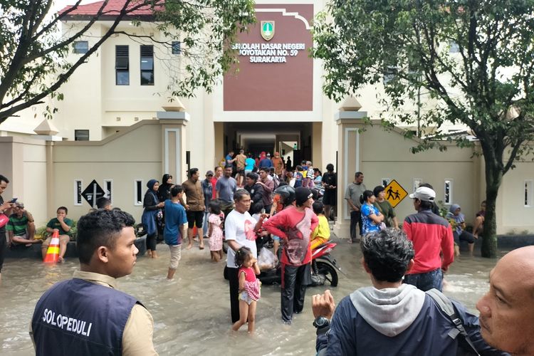 Kondisi banjir dan posko pengungsian, SD Negeri Joyotakan, Kecamatan Serengan, lebih dari ratusan warga mulai dari balita hingga lansia mengungsi, Jumat (17/2/2023).