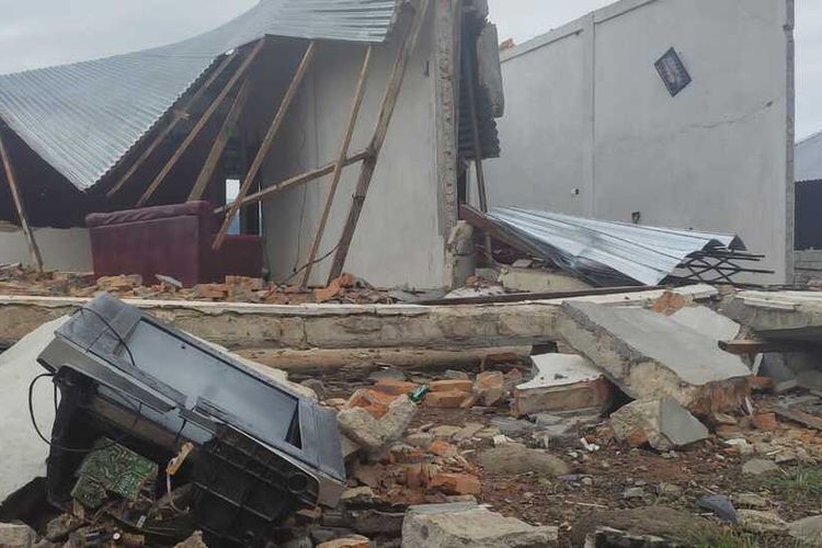 Sebuah rumah warga di Kampung Slemen, Nagari Malampah, Kabupaten Pasaman, Sumbar, hancur akibat diguncang gempa bumi.