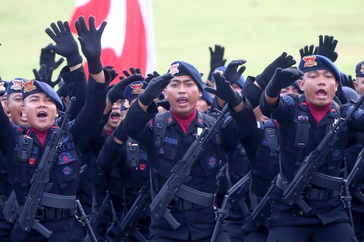 Anggota polisi meneriakkan yel-yel pemberi semangat sebelum mengikuti  Upacara Peringatan Hari Bhayangkara ke-71 di Silang Monas, Jakarta, Senin (10/7/2017). Memasuki tahun 2018 tantangan tugas Polri makin berat, selain mengamankan pilkada serentak juga menjaga kinerja Satgas Pangan serta Satgas Saber Pungli.