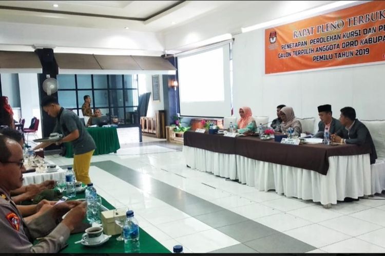 KPU Kabupaten Solok menggelar rapat pleno penetapan anggota DPRD Kabupaten Solok 2019-2024. (Dok: KPU Kabupaten Solok)