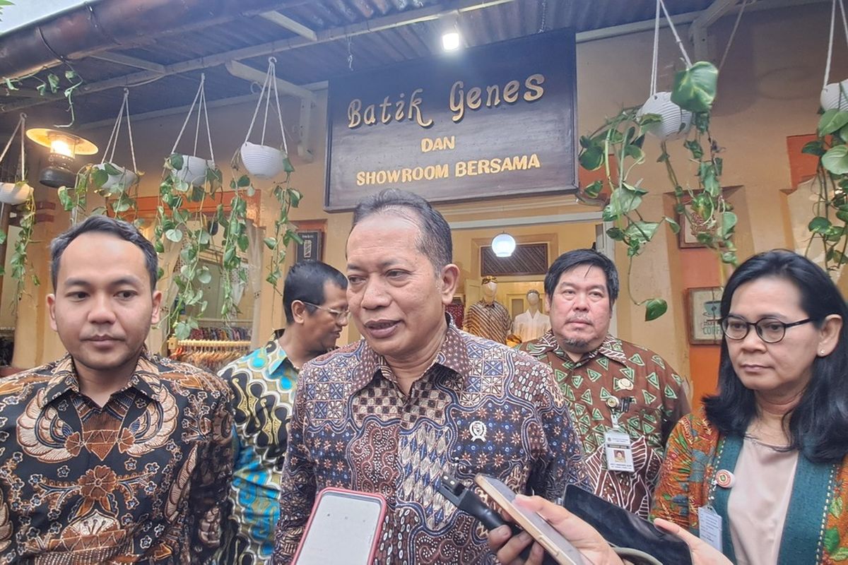 Wamen Koperasi Desak Pembuatan UU Perlindungan Industri Tekstil untuk Lindungi Perajin Batik