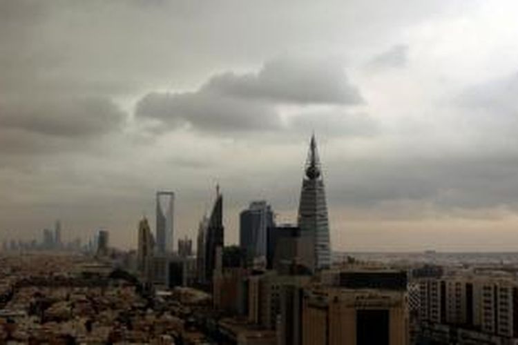 Awan hitam terlihat menutupi ibu kota Arab Saudi, Riyadh. Cuaca buruk yang membawa hujan lebat terjadi di beberapa negara Teluk. Akibat hujan deras sejumlah warga negara-negara Teluk ini dikabarkan meninggal dunia.