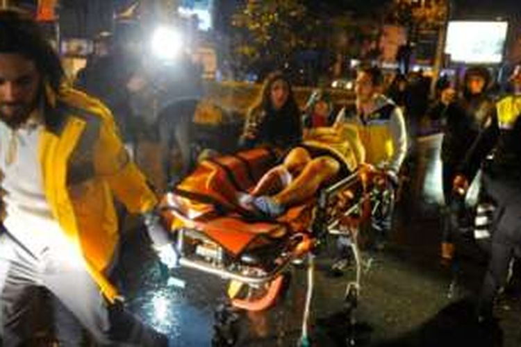 Petugas medis memberikan pertolongan kepada korban serangan teroris yang beraksi dengan melakukan penembakan di kelab malam di Istanbul pada malam pergantian tahun, Minggu (1/1/2017).