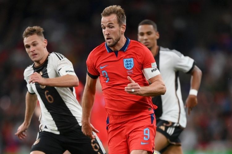 Hasil Inggris Vs Jerman: Harry Kane (kanan) mencoba melepaskan diri dari kejaran Joshua Kimmich (kiri) pada laga UEFA Nations League Liga A3 yang mempertemukan Inggris vs Jermn di Stadion Wembley, London, Selasa (27/9/2022) dini hari WIB.