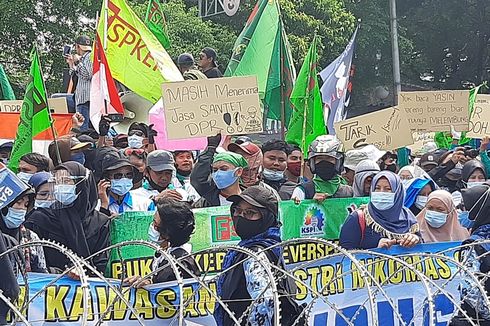 Naik Motor hingga Sewa Angkot, Ribuan Buruh Demo Tolak UU Cipta Kerja