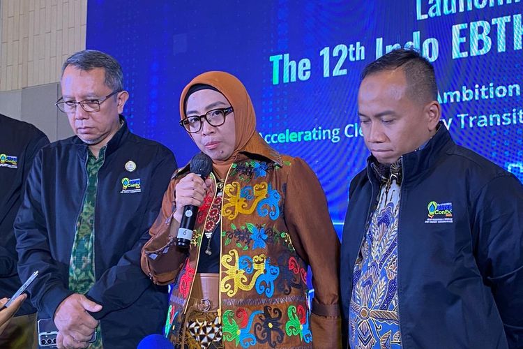 Direktur Jenderal Energi Baru Terbarukan dan Konservasi Energi Kementerian ESDM, Eniya Listiani Dewi (tengah) menjelaskan soal bioetanol, Jakarta Pusat, Jumat (13/3/2026). Pemerintah menggenjot pengembangkan BBM bersih dari bioetanol di tengah gejolak Amerika Serikat-Israel vs Iran. 