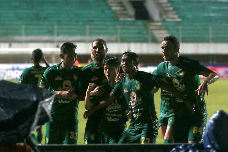 Para pemain Persebaya Surabaya merayakan gol ke gawang Persib Bandung pada lanjutan laga Liga 1 2021-2022  di Stadion Maguwoharjo, Yogyakarta, Rabu (8/12/2021) malam WIB.