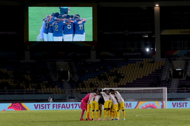 Pemain Timnas Perancis dan Mali berdoa sebelum laga semifinal Piala Dunia U17 2023 Indonesia yang berakhir dengan skor 2-1 di Stadion Manahan Solo, Selasa (28/11/2023) malam. Perancis akan melawan Jerman pada laga final, Sabtu (2/12/2023) mendatang.