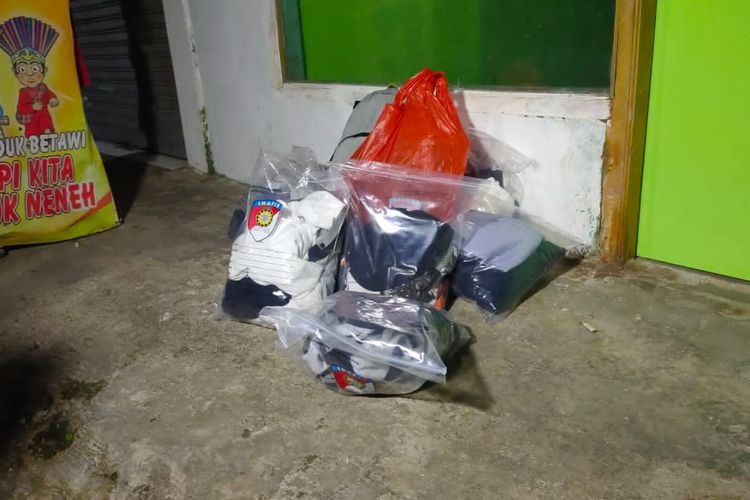 Isi tas-tas mencurigakan yang ditemukan dalam Masjid Raya Ar Rahman, Jalan Dr. Setia Budi, Pondok Kacang Timur, Pondok Aren, Tangerang Selatan, Selasa (30/3/2021) malam 