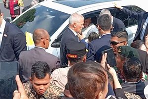 Paus Fransiskus Berkati Sejumlah Bayi Sebelum Bertolak ke Bandara Soekarno-Hatta 