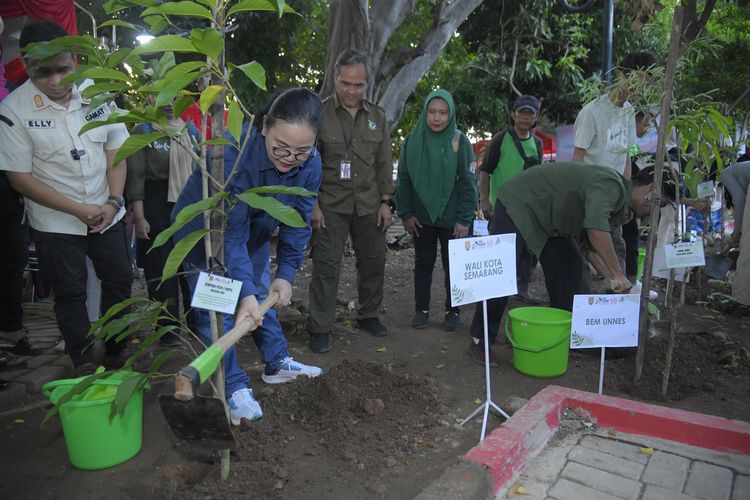 Walkot Semarang Agustina Wilujeng Pramestuti saat menghadiri program Zero Waste di Kelurahan Kota Krobokan, Sabtu (3/5/2025).